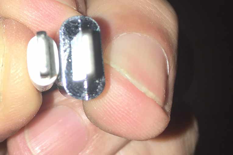 Der originale Apple-Stecker und der große Stecker von Oehlbach im Vergleich