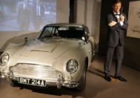Goldfinger Aston Martin DB5 & Sean Connery 800x500