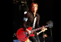 Per Gessle mit einer roten Gitarre