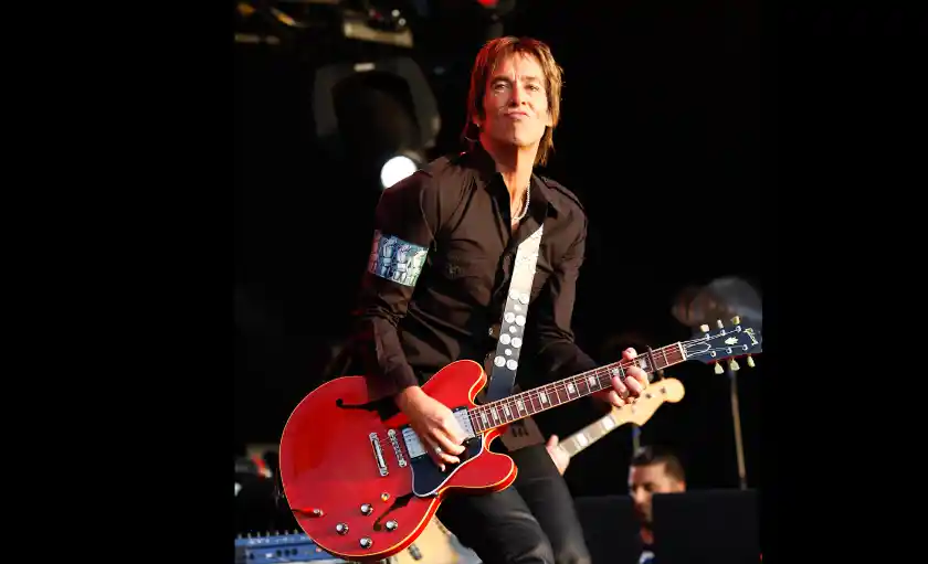 Per Gessle mit einer roten Gitarre