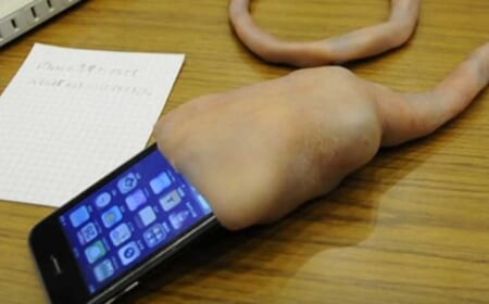 Dieses eklige Ding saugt an Deinem iPhone – Schau das Video an!