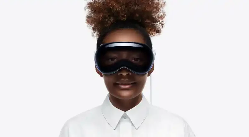 Videobrille, getragen von einer dunkelhätutigen Frau