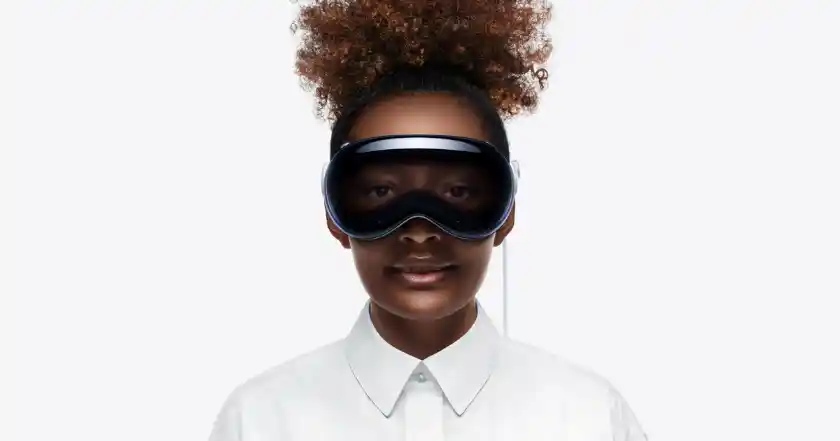 Videobrille, getragen von einer dunkelhätutigen Frau