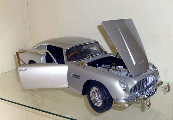 Aston Martin Vitrineneu Eigenesbild