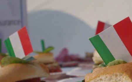 Ausländer: Sie kommen, um hier Geld zu machen und schmücken alles mit ihren Fahnen!