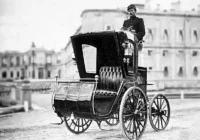 frühes Elektroauto, das aussieht wie eine Kutsche ohne Pferde