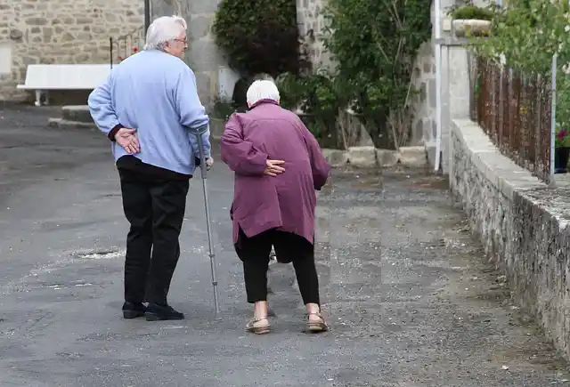 zwei alte Menschen gehen spazieren
