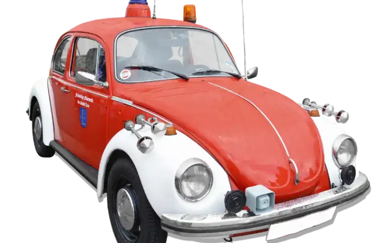 Ein VW-Käfer in weiß und rot als Feuerwehrauto