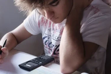 Ein Junge brütet über seinen Hausaufgaben