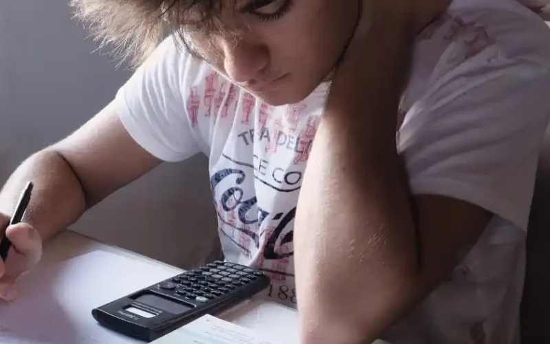 Ein Junge brütet über seinen Hausaufgaben