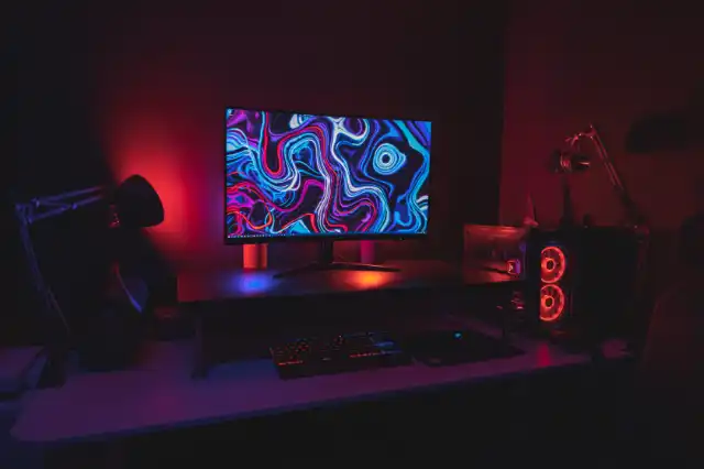 Ein abgedunkelter Raum mit Blick auf einen farbigen PC-Monitor