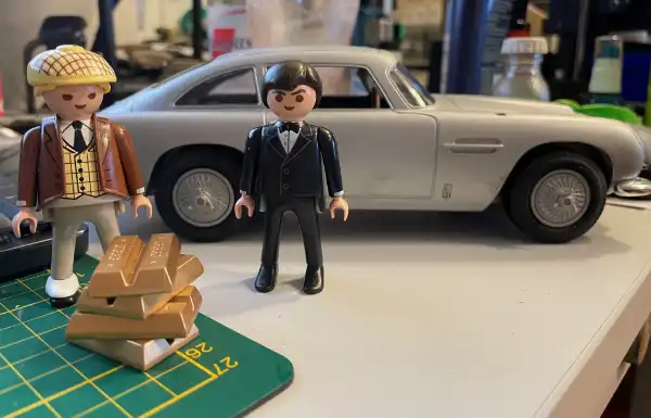 Playmobilfiguren und ein Playmobil-Auto James Bond