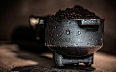 Kaffeesatz reinigt Abwasserleitungen und Abflüsse