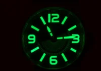 Leuchtziffern einer Uhr leuchten grün auf