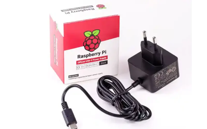 Ein Netzteil für den Raspberry Pi mit Karton