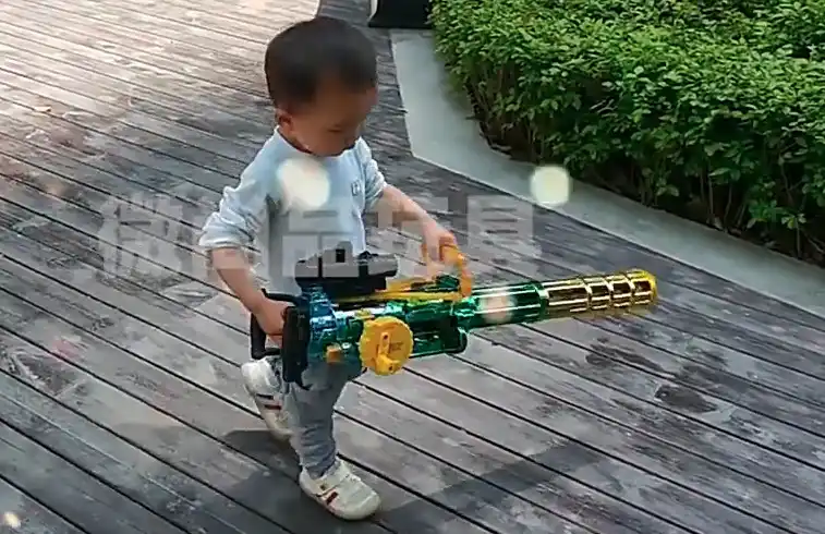 Kind mit Gewehr