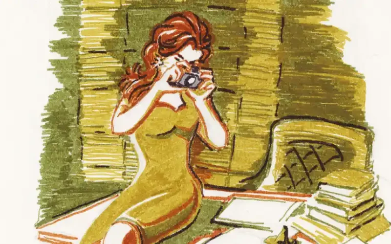 Zeichnung: Eine Frau sitzt auf einem Schreibtisch und fotografiert die darauf liegenden Akten