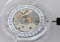 Unverbautes eta 2824 2 automatic werk in box mit werkhalter und minutenrad 800x500