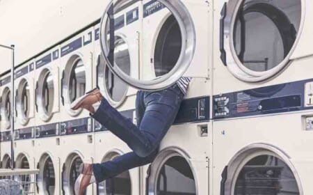 Waschmaschine und Flugzeugcockpit