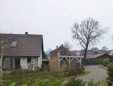 Ferienhäuser dicht an dicht. Jeder Quadratmeter mit Häusern bebaut. Kleine Grundstücke und dicht bis an die Straße.