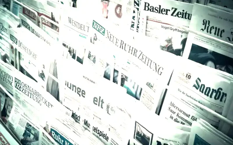Ein Regal mit vielen verschiedenen Tageszeitungen